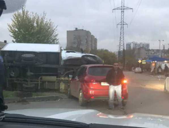 Небольшой хэтчбек сумел перевернуть грузовую «Газель» в Новом поселении в Ростове