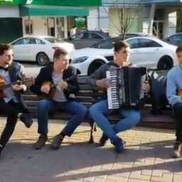 Зажигательные народные мелодии в исполнении уличных музыкантов заставили пуститься в пляс в Ростове