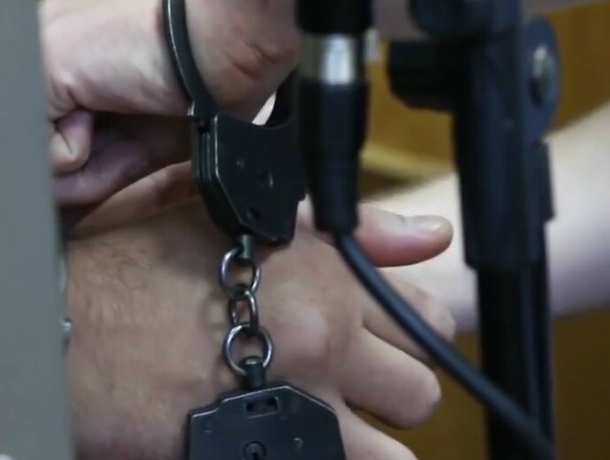 Задушить водителя такси шнурком от ботинок решил любитель бесплатных покатушек в Ростовской области