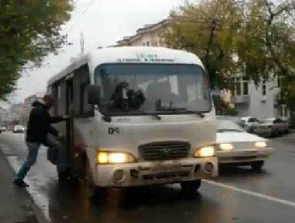 Проклятые бордюры на ростовских остановках отпугивают водителей общественного транспорта