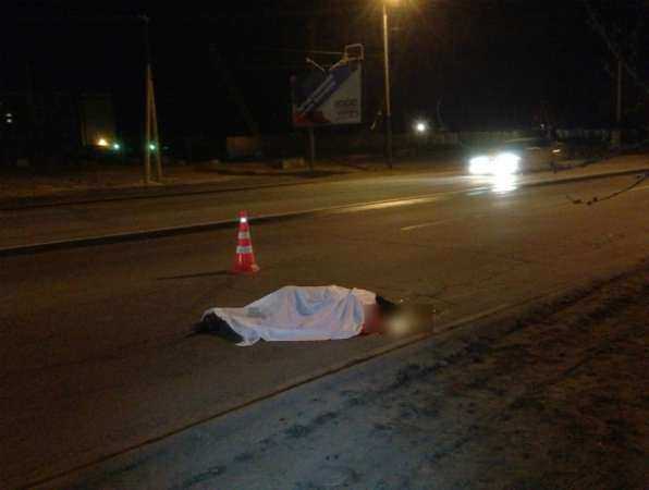 Автоледи на BMW насмерть сбила молодого пешехода на трассе Ростовской области
