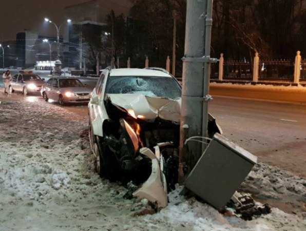 Таран столбу устроил коварно подрезанный Mercedes на скользкой дороге Ростова