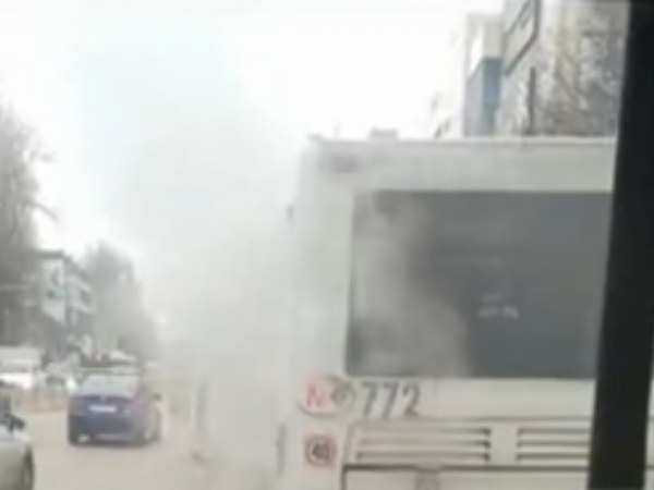 Сильно дымящийся автобус спешно покидали пассажиры в Ростове