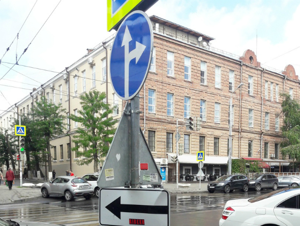 Смотрящие в разные стороны дорожные знаки вводят в замешательство автолюбителей в центре Ростова