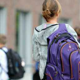 Худенькая голубоглазая 13-летняя девочка вышла из дома и пропала в Ростовской области