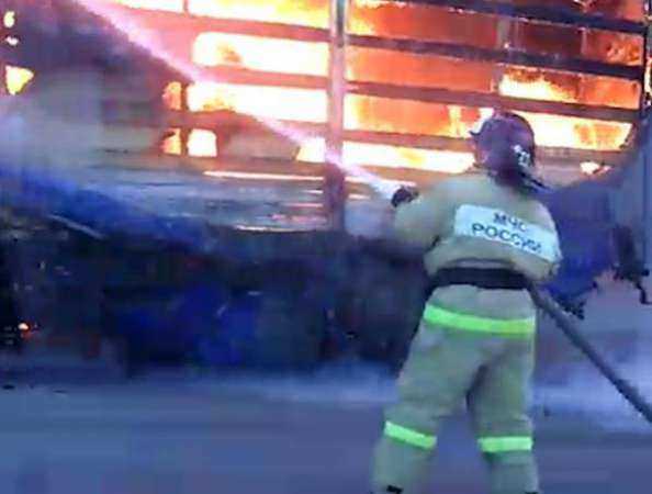В Аксайском районе горел грузовой «Мерседес»