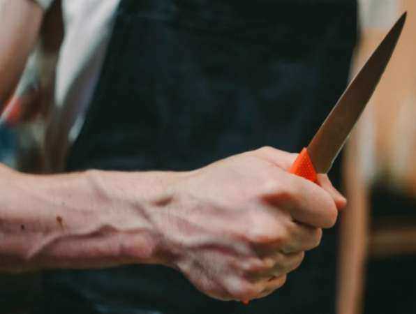 Разъяренный мужчина порезал своего «злейшего» друга ножом во дворе Ростова