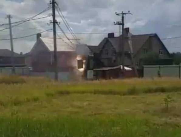 Обесточивший целый поселок под Ростовом взрыв в трансформаторной будке попал на видео