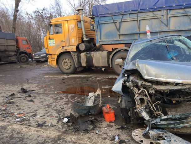 Серьезные травмы получила пассажирка Ford после ДТП с припаркованным у обочины КамАЗом в Ростовской области