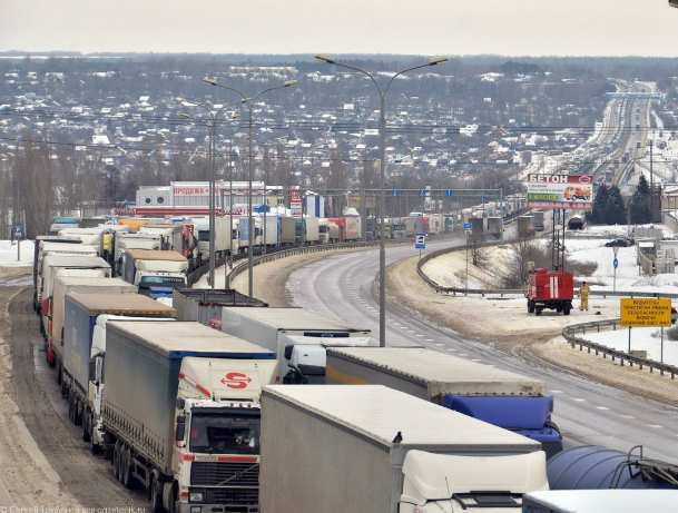 Рекордная 33-километровая пробка на ледяной дороге образовалась под Ростовом
