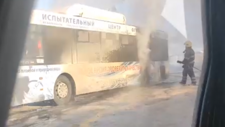 Во Владимире на остановке загорелся автобус