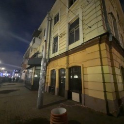 В Ростове на Семашко жилой дом огородили строительным забором вместе с его жителями