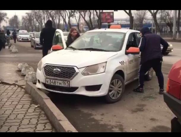 Водитель-нелегал в Ростове разбил стекла машины «Яндекс.Такси»