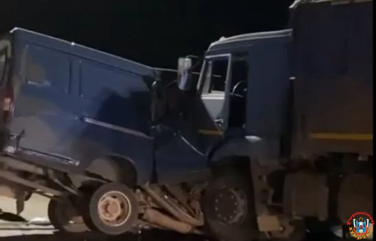 Под Ростовом 36-летний водитель «ГАЗели» пострадал в аварии с КамАЗом