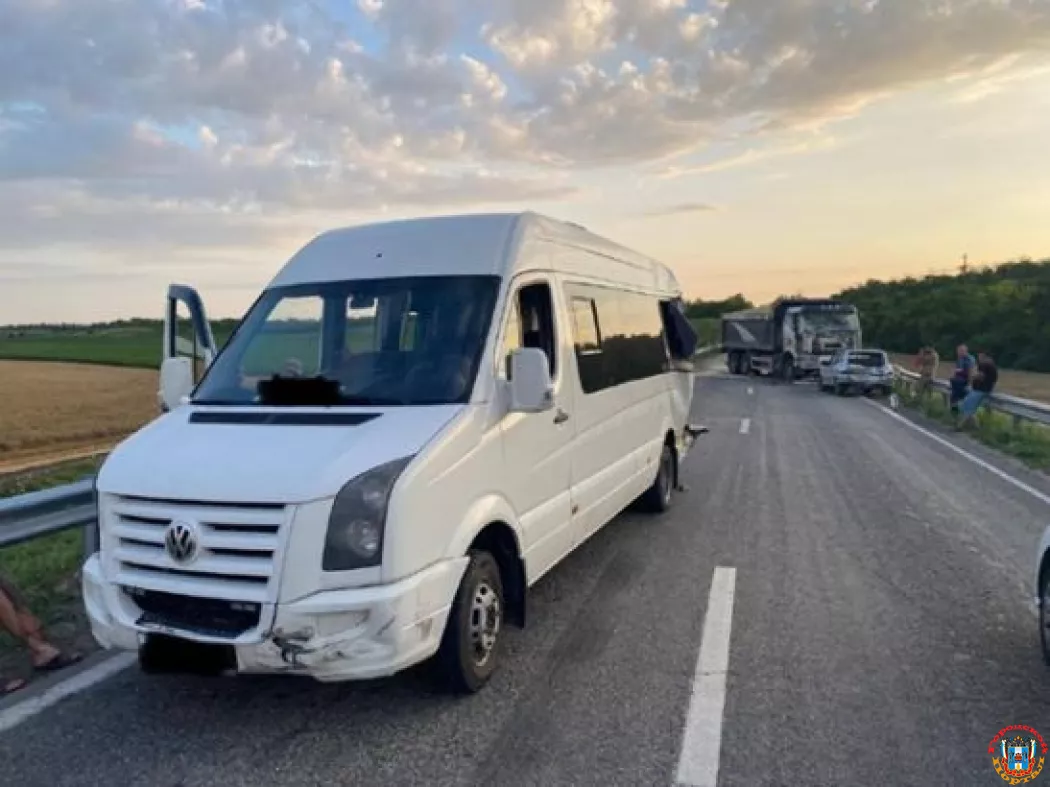 Под Таганрогом пассажиры микроавтобуса пострадали в массовой аварии