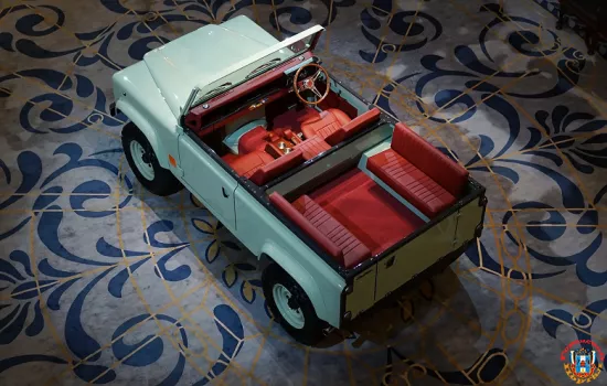 В год будет выпускаться всего четыре машины: представлен рестомод Land Rover Defender с двигателем V8 и современным оснащением