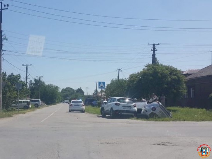 В Ростовской области кроссовер вылетел в кювет и перевернулся: водитель пострадал