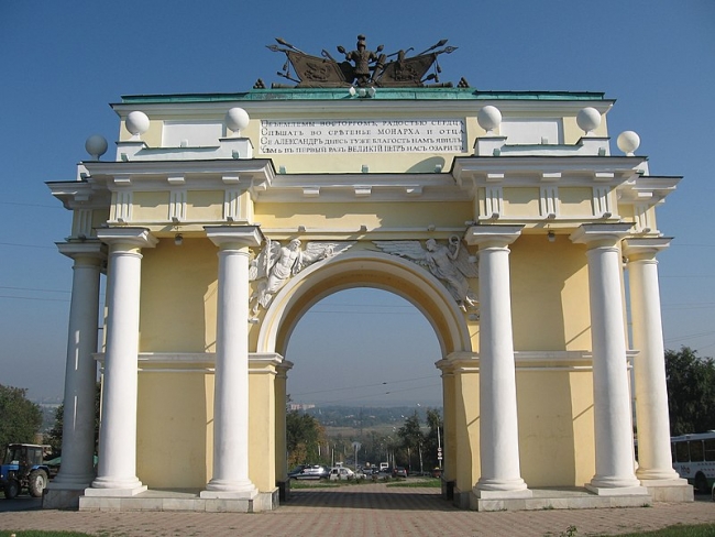Триумфальные арки с колоннами несколько столетий встречают гостей Новочеркасска