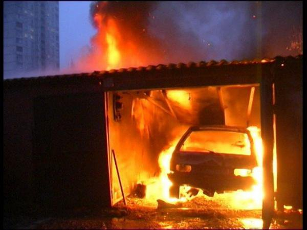 В Ростовской области сгорел гараж с автомобилем