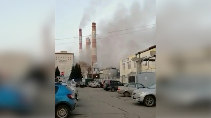 В Барнауле на ТЭЦ обрушилась часть дымовой трубы