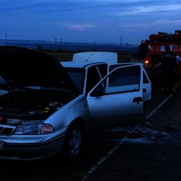 В Ростовской области на трассе загорелся автомобиль с двумя детьми внутри