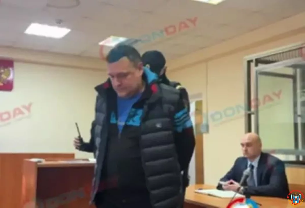 В суд доставили заместителя начальника ГУ МЧС по Ростовской области