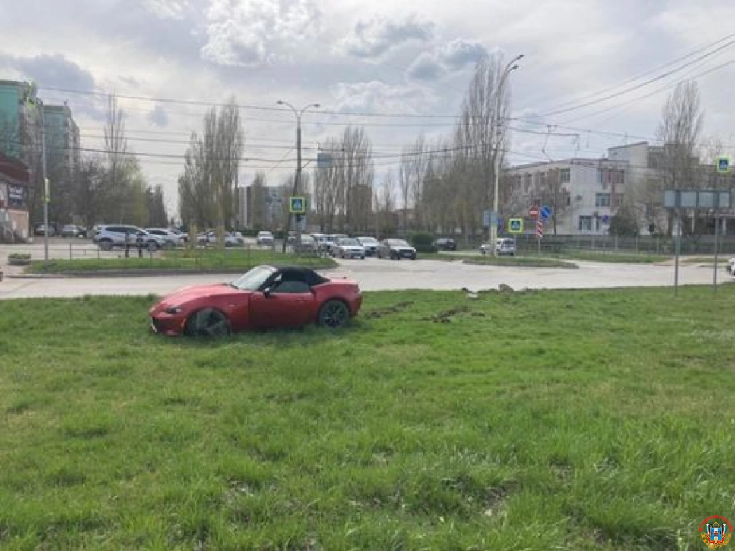 В Волгодонске 24-летний парень на кабриолете попал в ДТП, наехав на бордюр