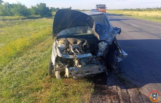 Водитель легковушки пострадал в ДТП из-за отлетевшего у фуры колеса на трассе Волгоград - Сальск