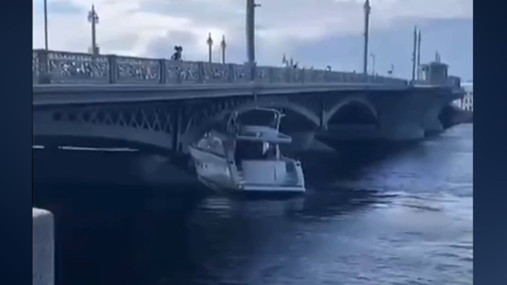 На Неве яхта столкнулась с опорой моста