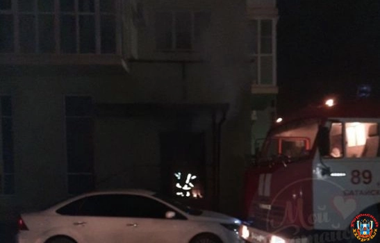 В Батайске 14 спасателей тушили мусор в многоэтажке
