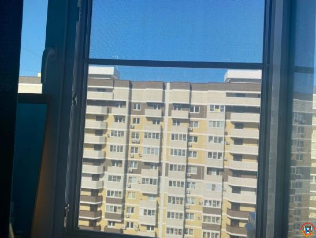 В Каменске-Шахтинском двухлетняя девочка погибла, выпав из окна пятиэтажки