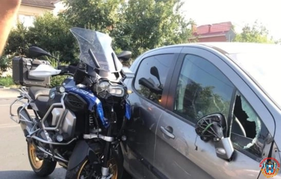 В Ростове мотоциклист «впечатался» в проезжавший «Пежо»