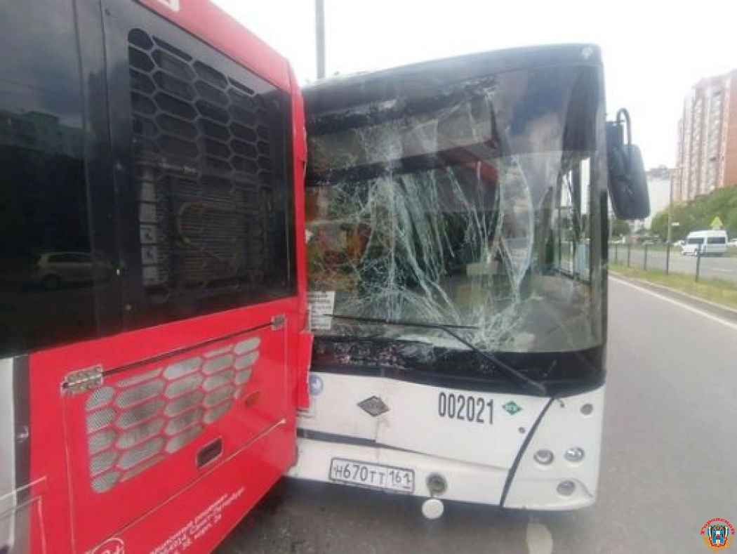 В Ростове в столкновении двух автобусов пострадала пассажирка