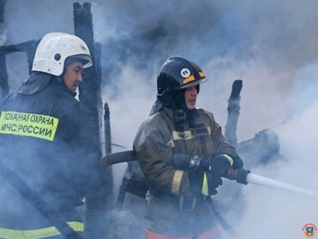 В Ростовской области при крупном пожаре в ангаре заживо сгорел мужчина