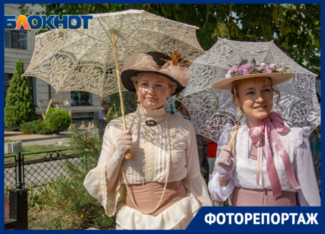 "Зонтичное утро": в Таганроге отмечают День рождения Фаины Раневской