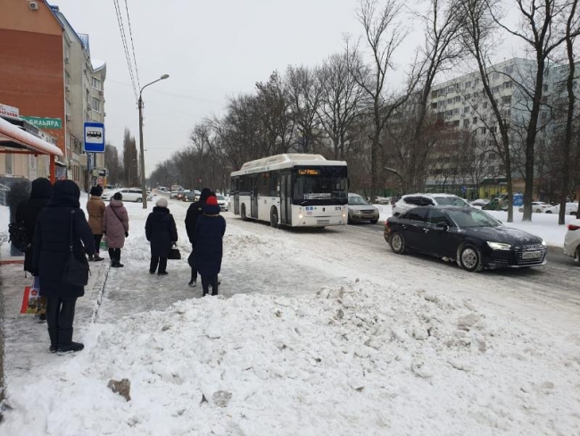 Из-за сильного снегопада Ростов встал в девятибалльных пробках