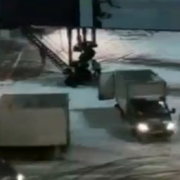 Во Внукове прокомментировали экстремальную разгрузку "багажа"