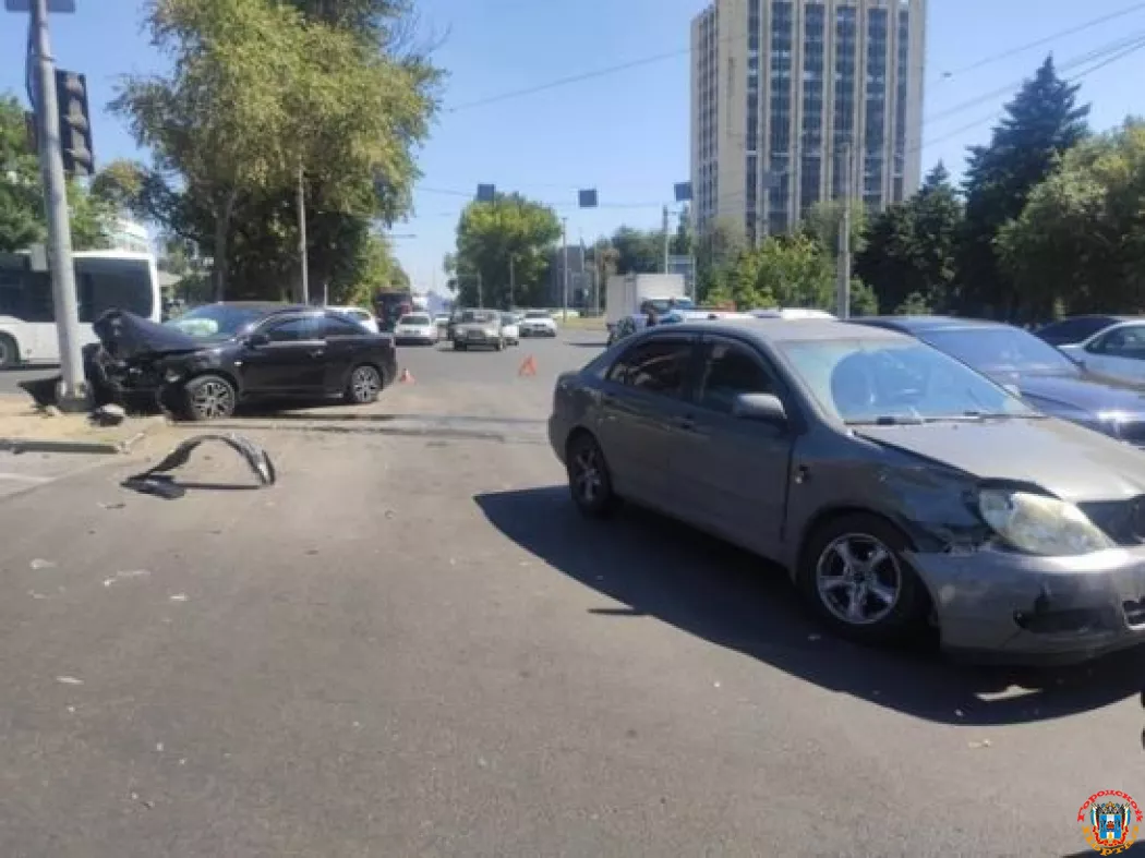 В центре Ростова водитель «Тойоты» врезался в «Митсубиси»
