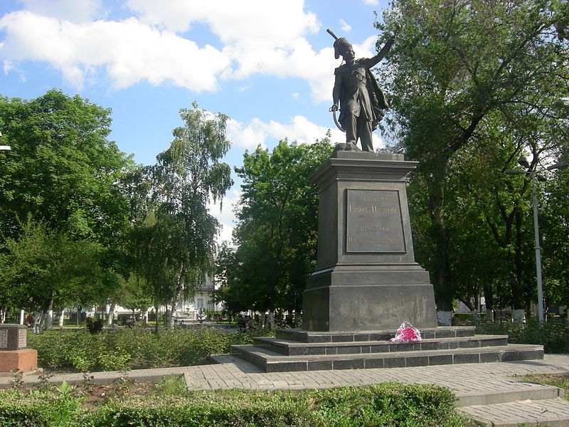 Переплавленный на подшипники и восстановленный памятник атаману Матвею Платову в Новочеркасске