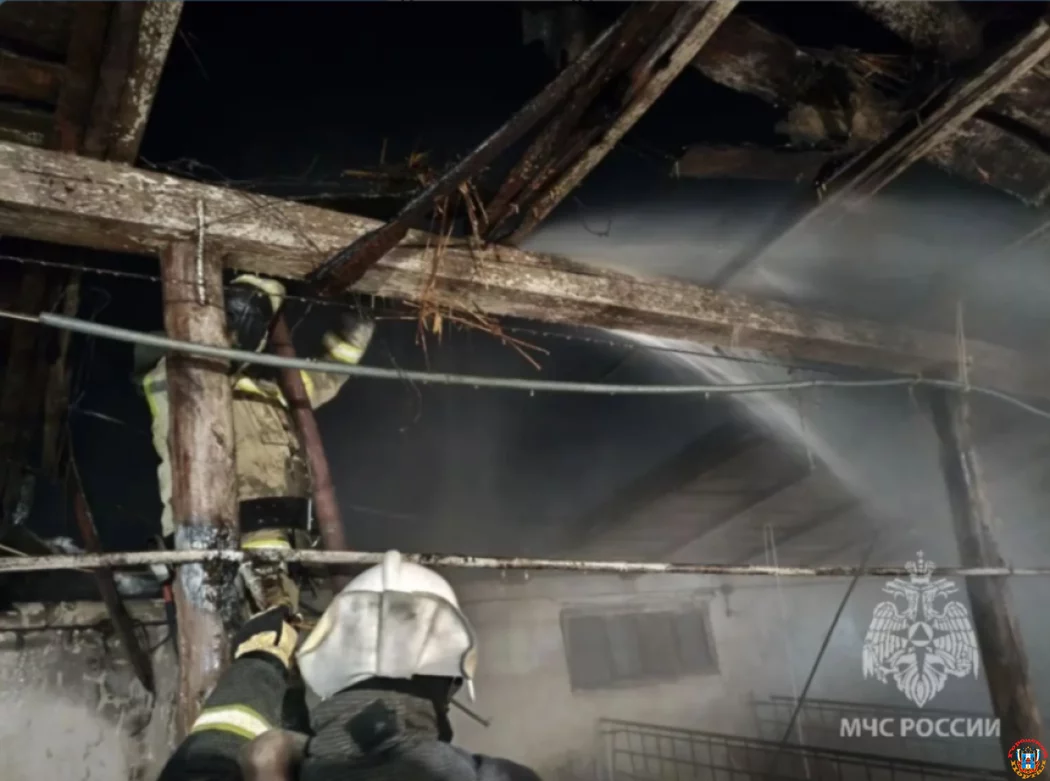 Крупный пожар в Волгодонском районе: из-за искрящей проводки едва не сгорел жилой дом