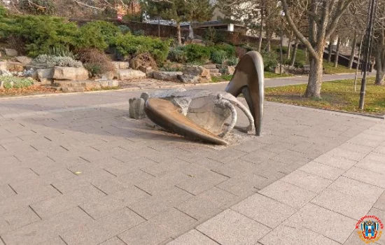 Скульптуру «Рак» на Набережной повредили неизвестные вандалы