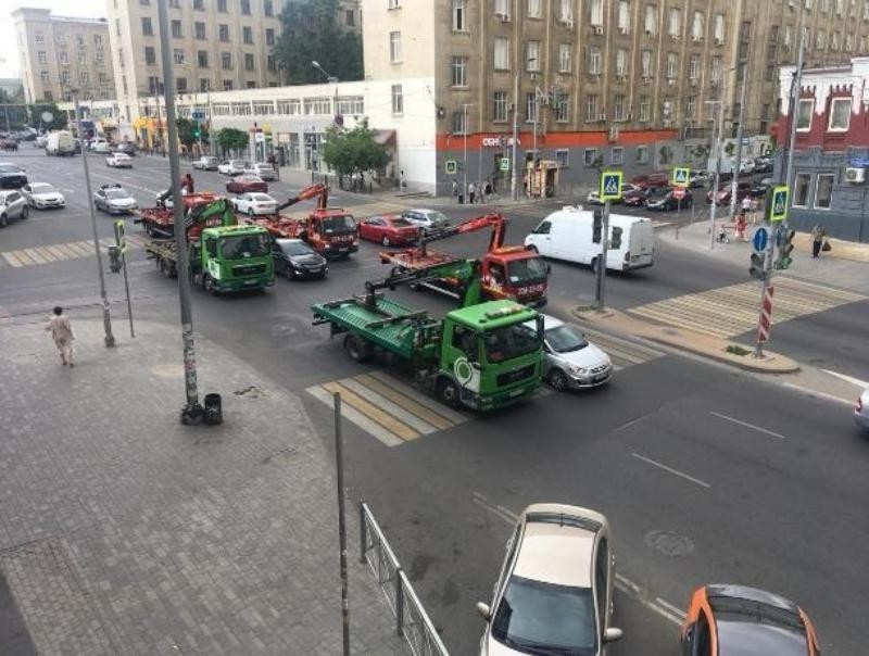 В Ростове эвакуаторы массово вывозят автомобили, мешающие мусоровозам