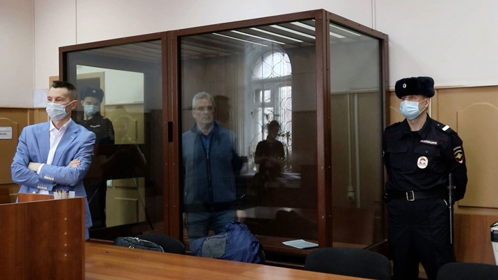 Губернатору грозит 15 лет: у Белозерцева нашли зарплату за сто лет вперед
