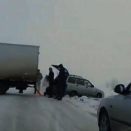 На Дону водитель легковушки съехал с дороги на заснеженной трассе