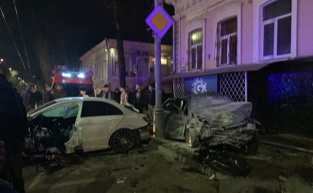 В ночном ДТП в Ростове погиб мужчина, двое госпитализированы