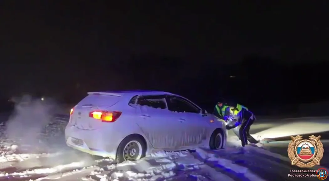 Полицейское братство в деле: под Ростовом автоинспекторы вызволили девушку из снежного плена