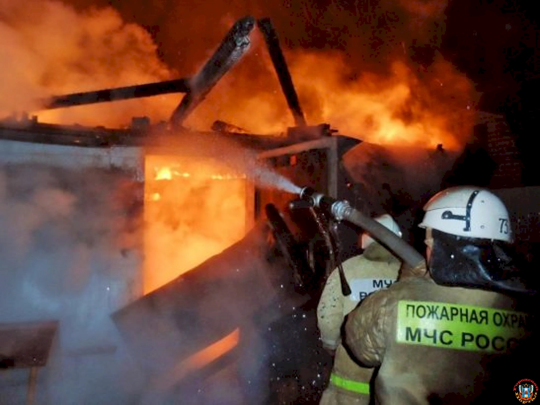 В Ростове на Северном два человека погибли при пожаре в частном доме