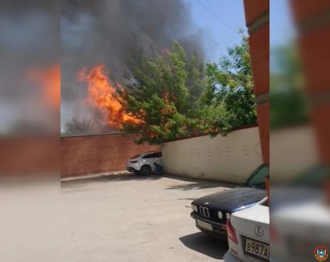 В Ростовской области произошел крупный пожар рядом с Дворцом детского творчества