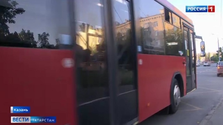 В Казани годовалой девочке зажало дверью автобуса ноги