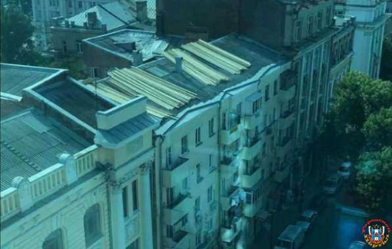 Огромные не огороженные доски на крыше многоэтажки в центре города угрожают ростовчанам